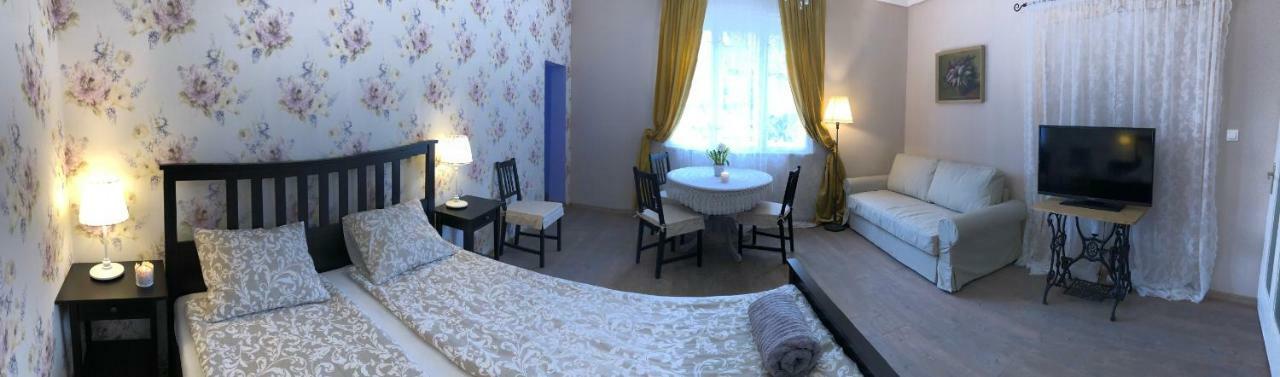 Tulipan Villa Panzio Сольнок Екстер'єр фото