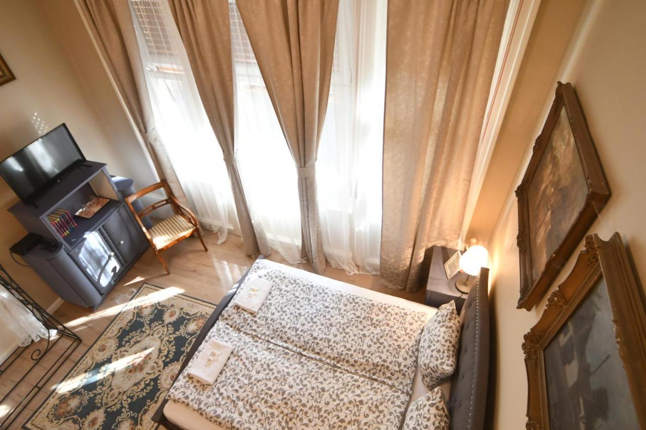Tulipan Villa Panzio Сольнок Екстер'єр фото