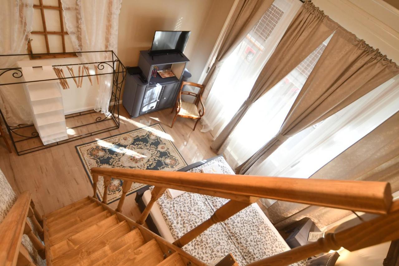 Tulipan Villa Panzio Сольнок Екстер'єр фото