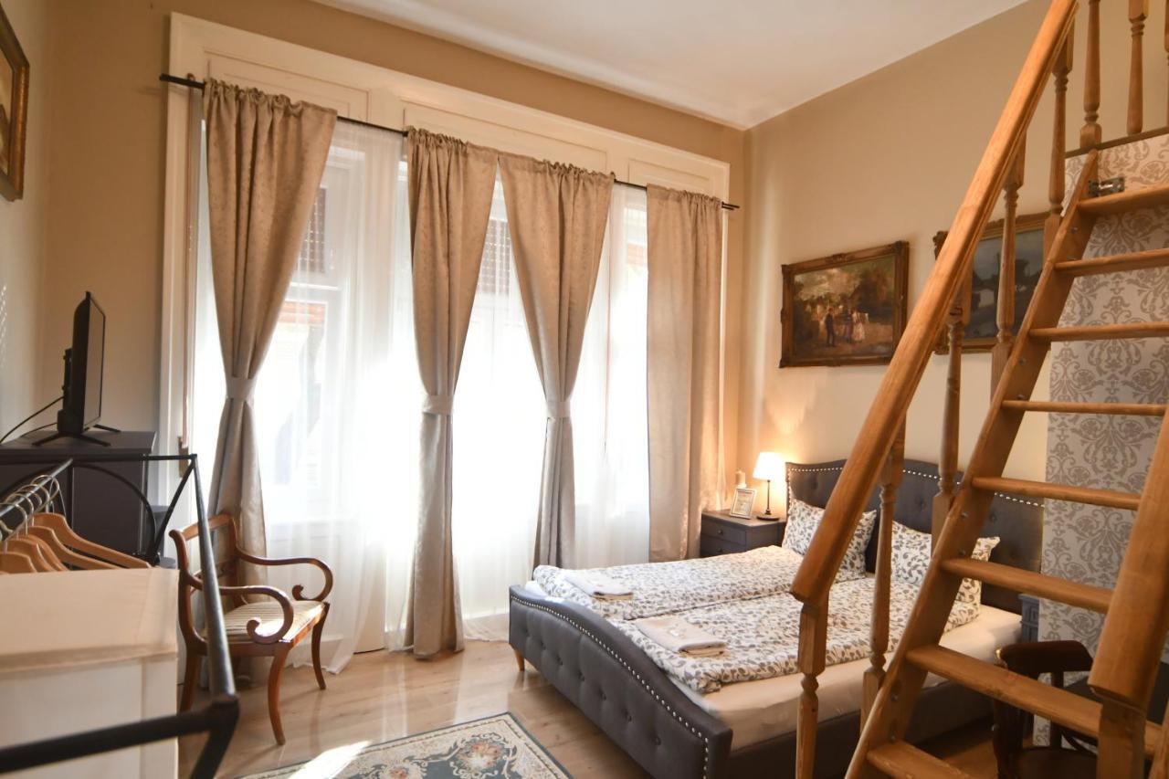 Tulipan Villa Panzio Сольнок Екстер'єр фото